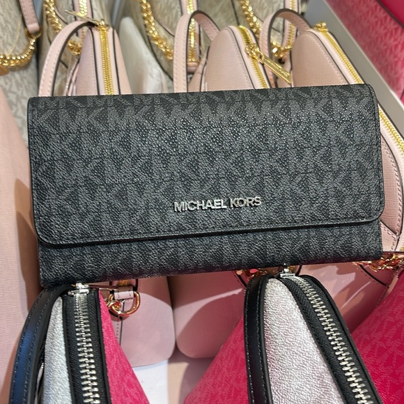 Michael Kors Jet Set Large Signature Logo Tri-Fold Wallet
Black 
NWT - Picture 2 of 16